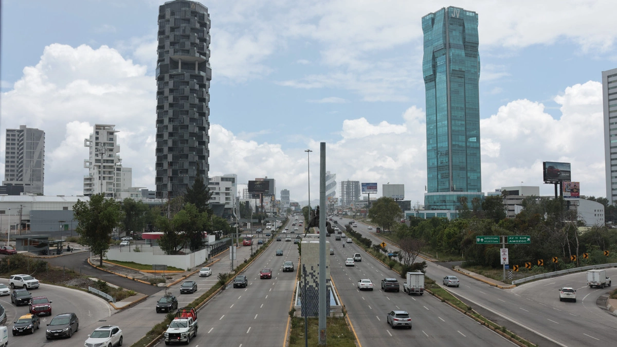 Conductores circulan sin temor en la Vía Atlixcáyotl; consideran que las redes sociales generan alarma 