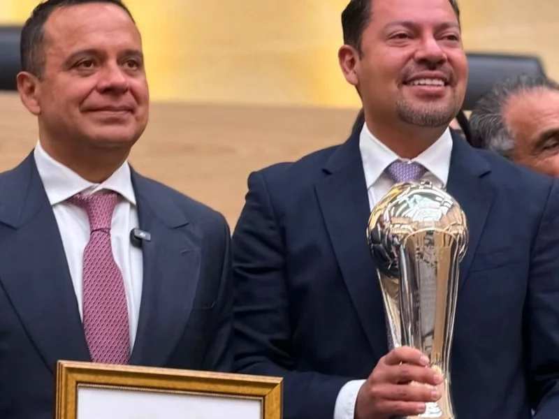 Andrés Villegas lleva la Copa de Campeón al Congreso de Puebla y reconoce al presidente del Cruz Azul