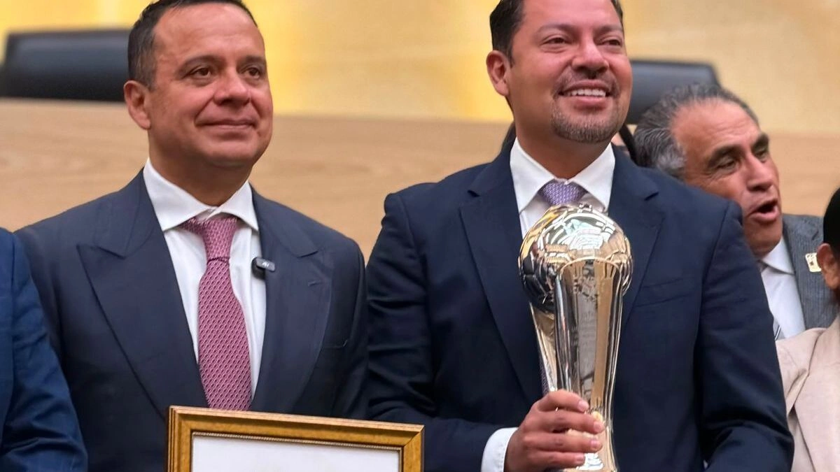 Andrés Villegas lleva la Copa de Campeón al Congreso de Puebla y reconoce al presidente del Cruz Azul