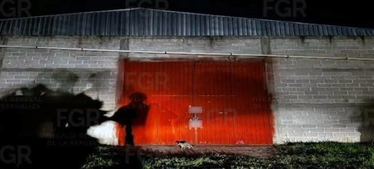 Autoridades federales aseguraron casi una tonelada de cocaína, armas largas y cientos de cartuchos útiles durante un cateo realizado en el estado de Tlaxcala.