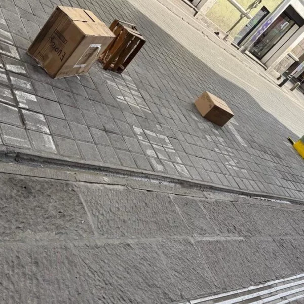 Ambulantes, negocios y franeleros continúan adueñándose de los parquímetros en Puebla