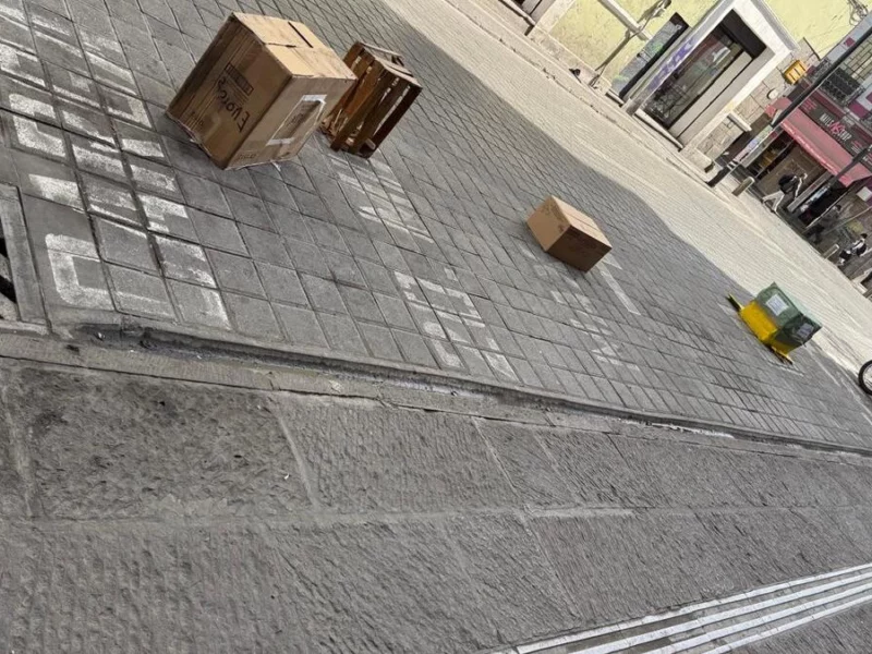 Ambulantes, negocios y franeleros continúan adueñándose de los parquímetros en Puebla