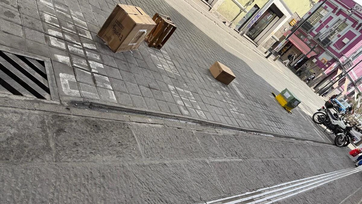 Ambulantes, negocios y franeleros continúan adueñándose de los parquímetros en Puebla