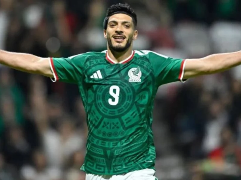 Raúl Jiménez podría superar a Chicharito Hernández como el máximo goleador del Tri