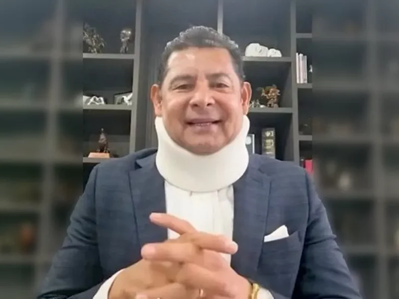 Gobernador de Puebla sufre lesión en la espalda y aparece con collarín