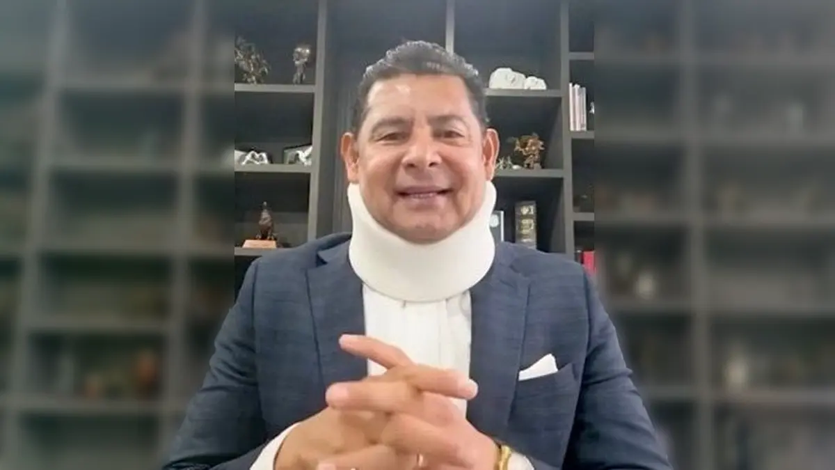 Gobernador de Puebla sufre lesión en la espalda y aparece con collarín