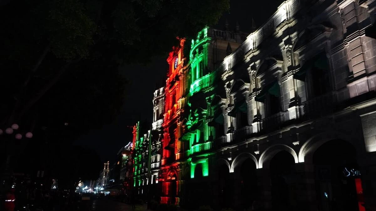Palacio Municipal de Puebla estrena sistema de iluminación arquitectónica 