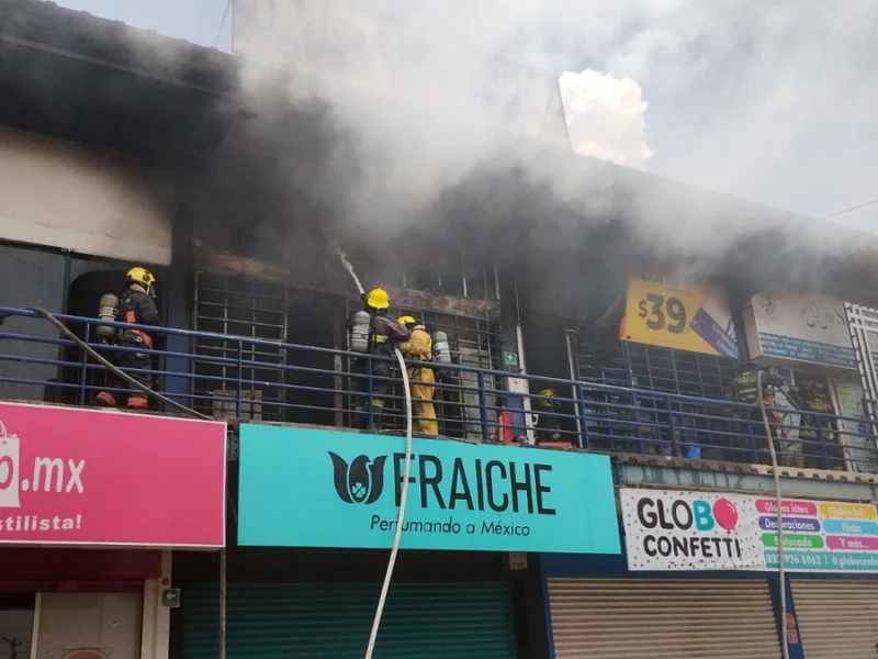 FOTOS: Incendio consume local de impresiones en Plaza Comercial Mayorazgo