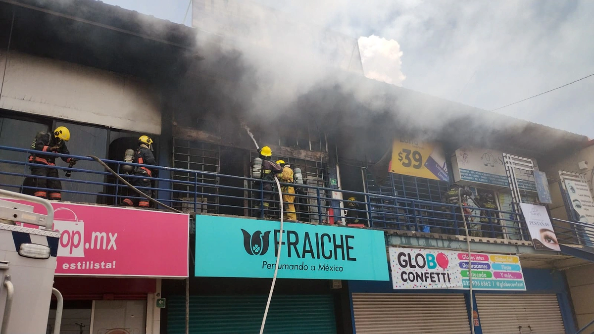 FOTOS: Incendio consume local de impresiones en Plaza Comercial Mayorazgo