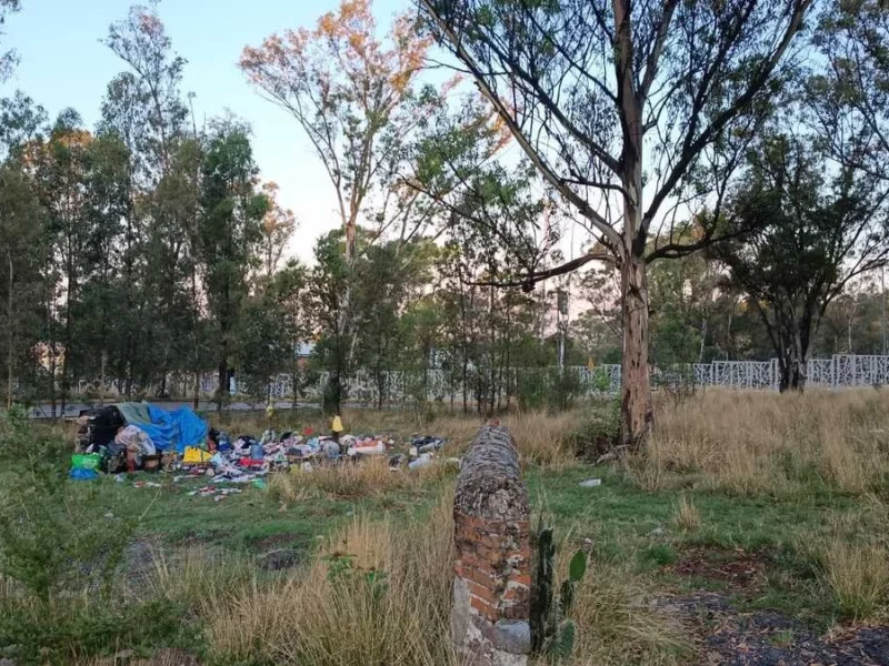 Indigentes se instalan en pleno cerro de Amalucan con todo y basura