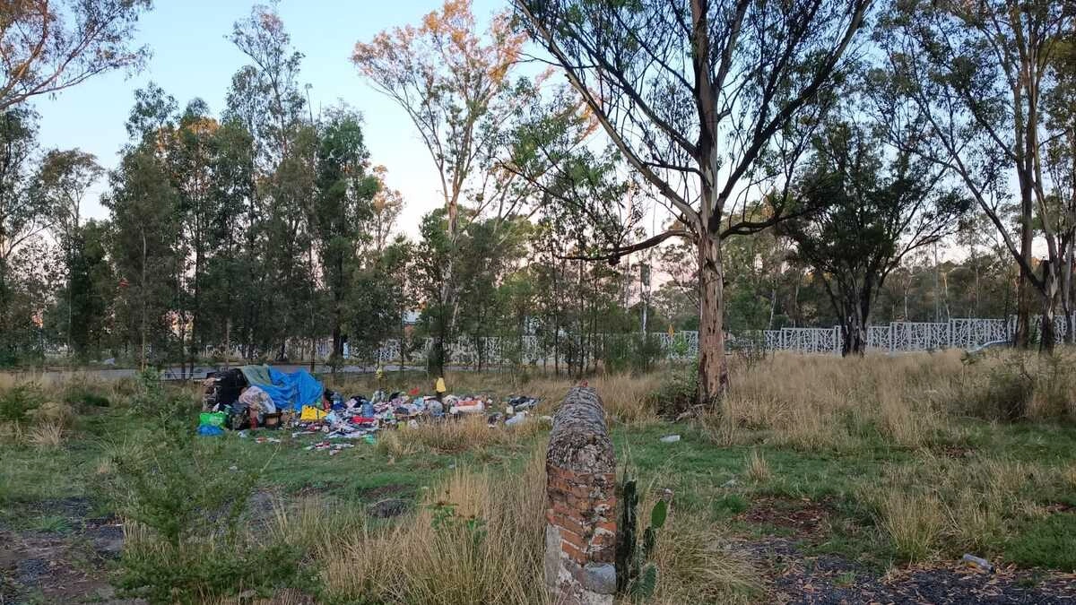 Indigentes se instalan en pleno cerro de Amalucan con todo y basura