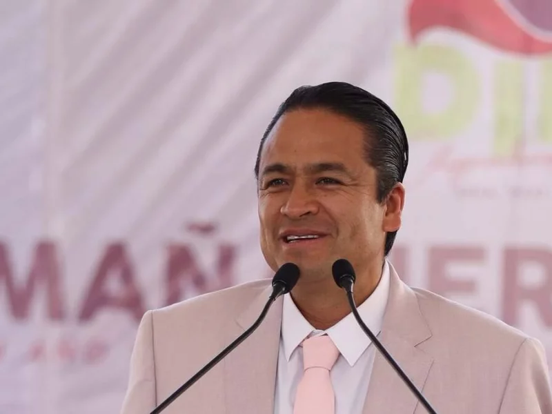 Cuestionan a Juan Rivera por su cybertruck y otros excesos, pero niega todo