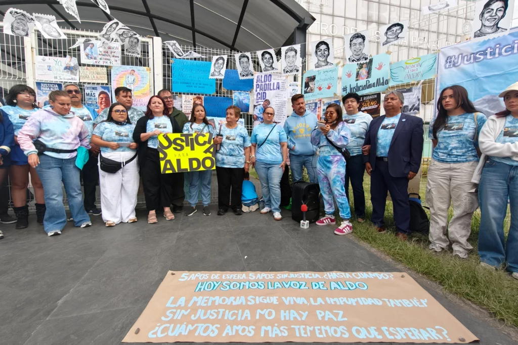 Familiares y amigos de Aldo Padilla Cid se manifestaron la mañana de este 24 de junio afuera del Centro de Justicia Penal del Estado de Puebla, ubicado sobre la 11 Sur previo al arranque del juicio oral contra uno de los presuntos responsables.