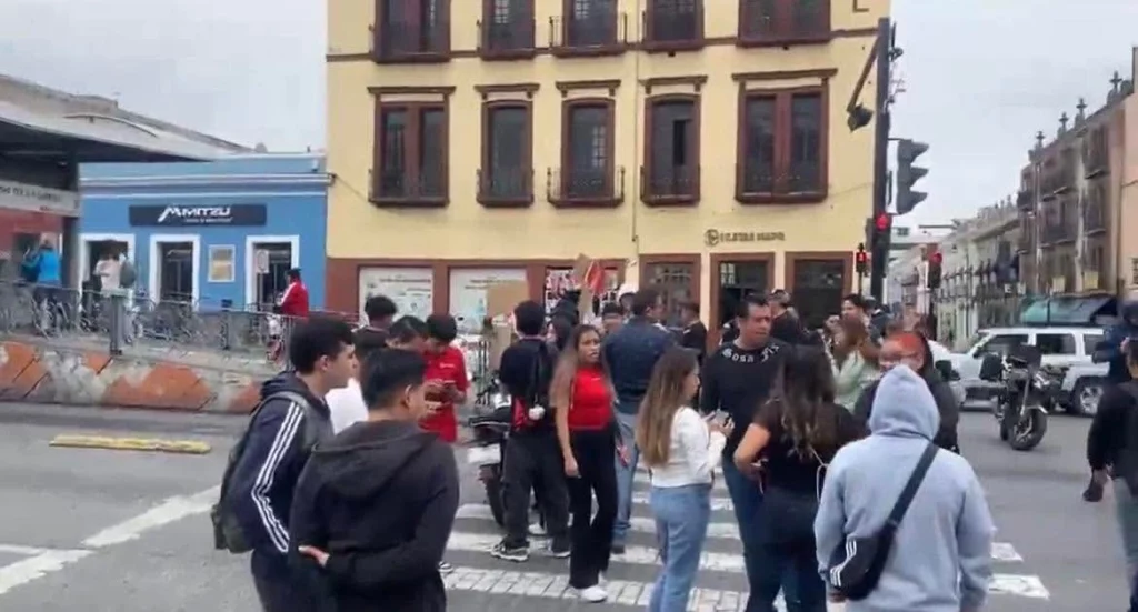 Personal de Normatividad del Ayuntamiento de Puebla clausuró al menos 10 locales de la Plaza de la Tecnología ubicada en el Centro Histórico por no contar con licencia de funcionamiento.