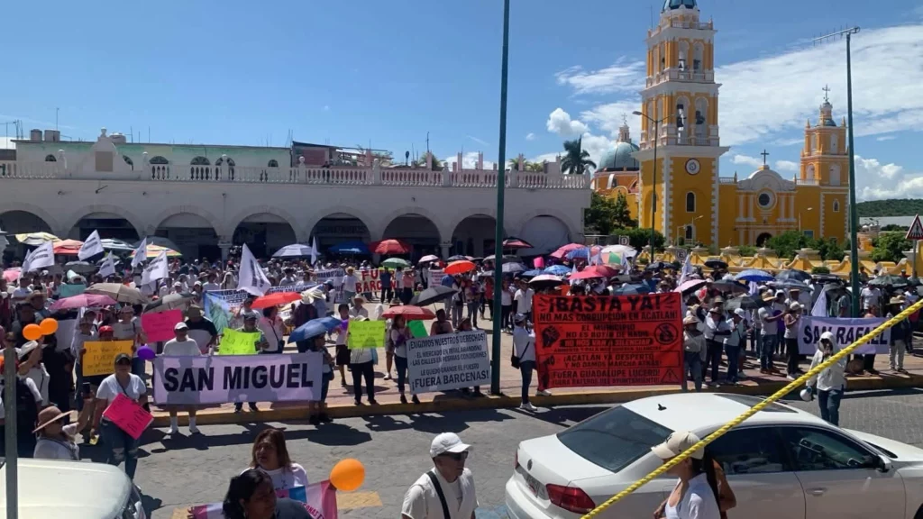 La decadencia en la administración de Lupita Bárcenas al frente de Acatlán continúa, ahora con un proceso ante la Auditoría Superior del Estado (ASE) por supuestas irregularidades; mientras las manifestaciones para exigir su renuncia van creciendo.