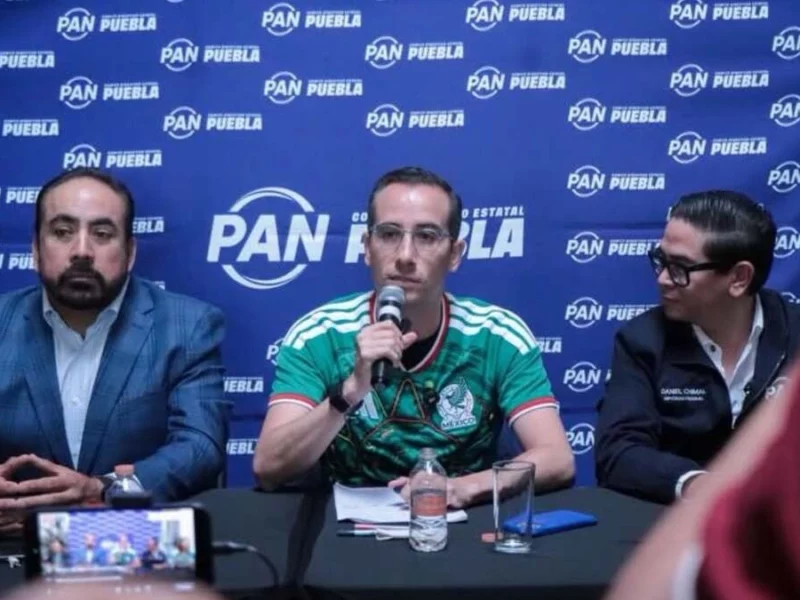 Mario Riestra admite que se fue de vacaciones y se deslinda de la guerra sucia