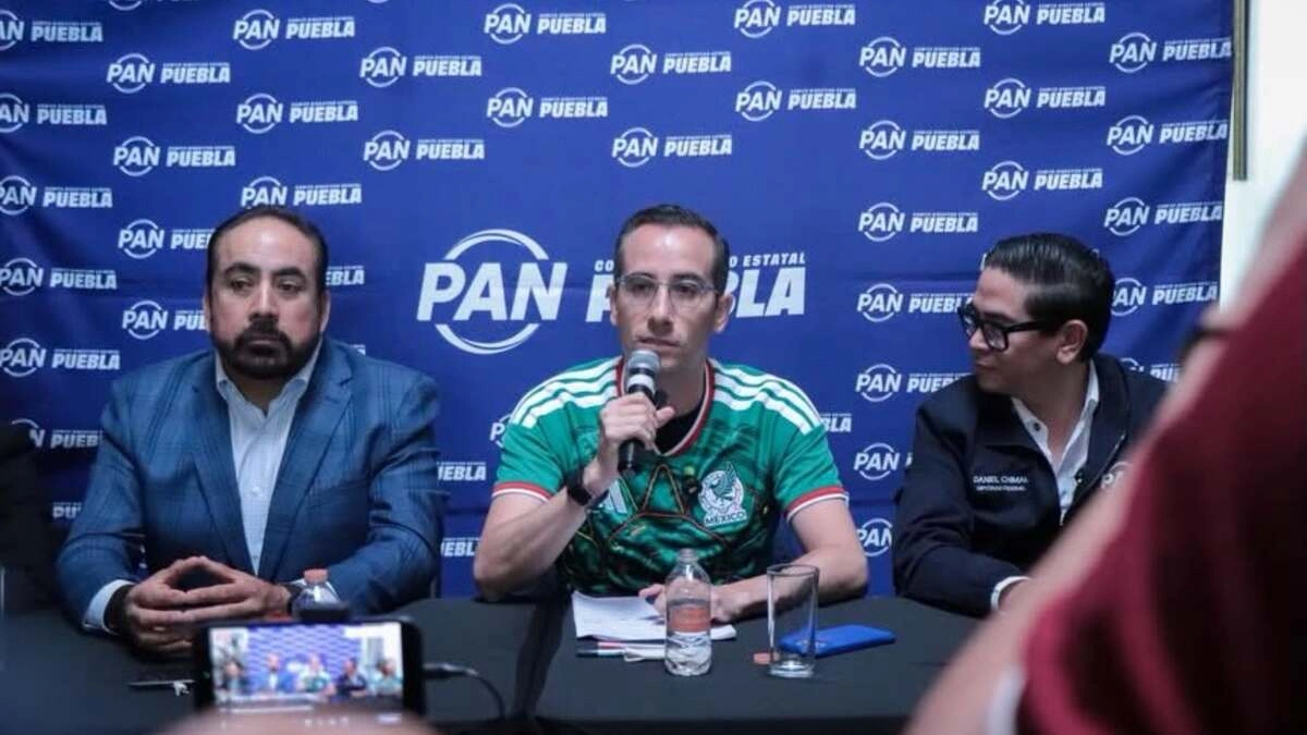 Mario Riestra admite que se fue de vacaciones y se deslinda de la guerra sucia