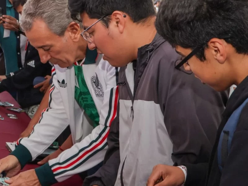 Pepe Chedraui se une al megaintercambio de estampas en el Zócalo de Puebla