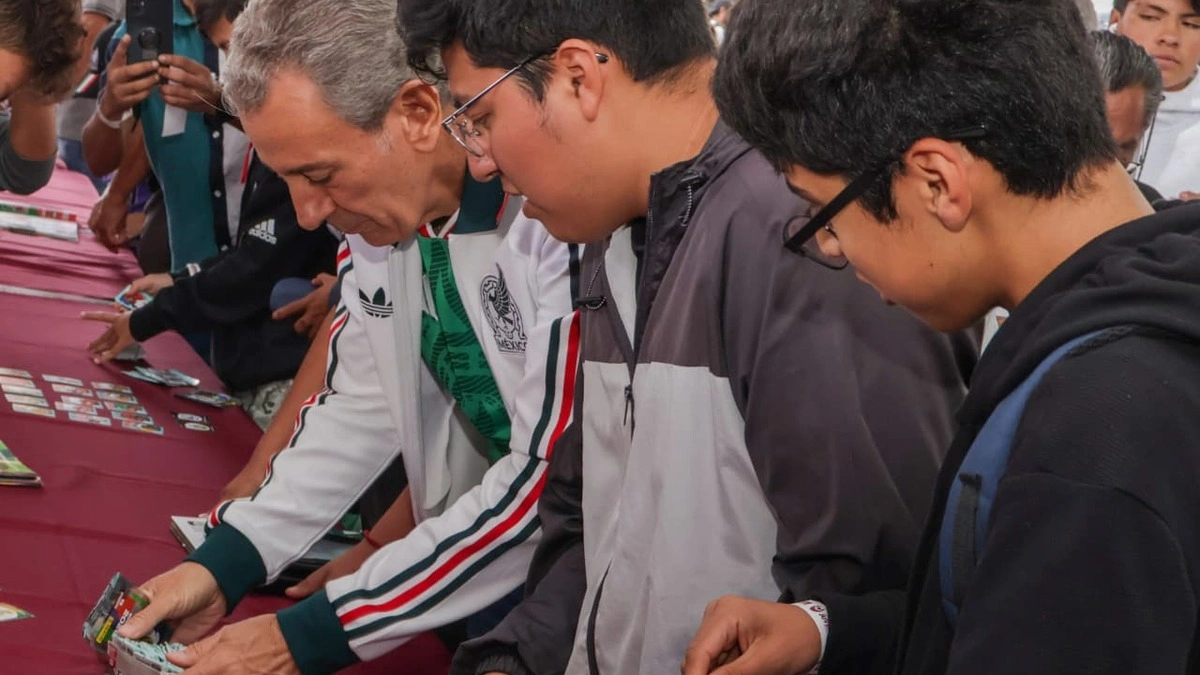 Pepe Chedraui se une al megaintercambio de estampas en el Zócalo de Puebla