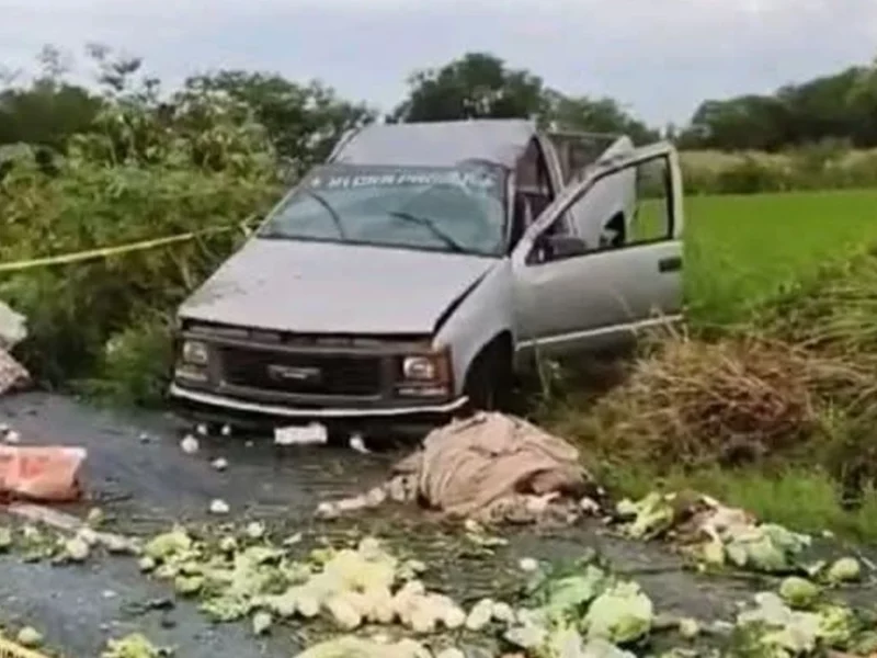 Muere mujer tras volcadura de camioneta en la carretera Izúcar-Atlixco