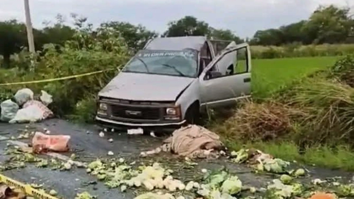 Muere mujer tras volcadura de camioneta en la carretera Izúcar-Atlixco