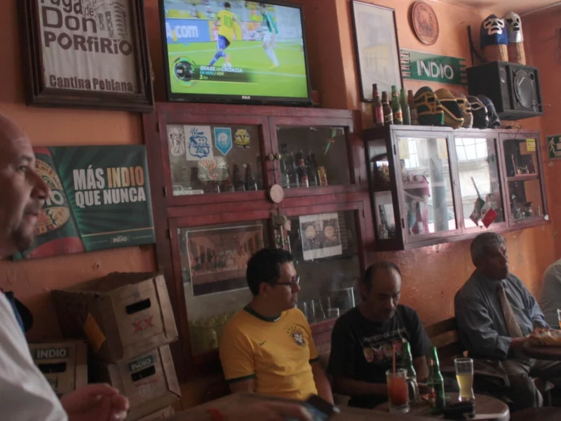 Restaurantes y bares en Puebla en problemas por transmisoras del Mundial