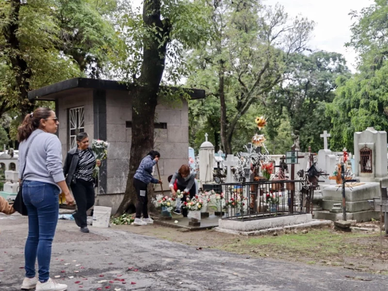 Estiman 18 mil visitantes en el Panteón Municipal de Puebla por Día del Padre