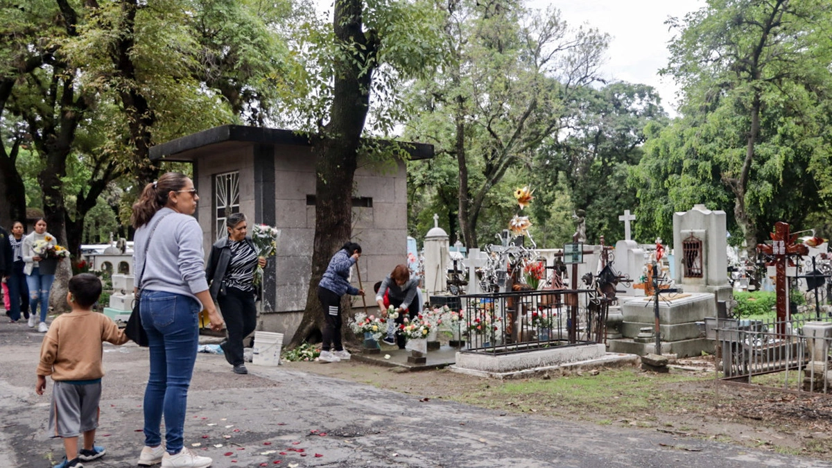 Estiman 18 mil visitantes en el Panteón Municipal de Puebla por Día del Padre
