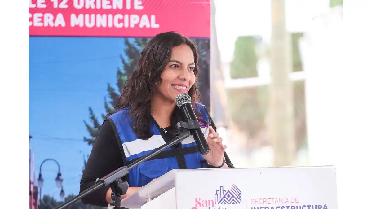 La espera terminó, inicia Lupita Cuautle pavimentación de la calle 12 oriente
