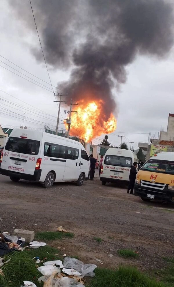 Aunque primero se reportó la explosión de una pipa de gas en Tepeaca, luego se supo que todo se originó en cisternas.