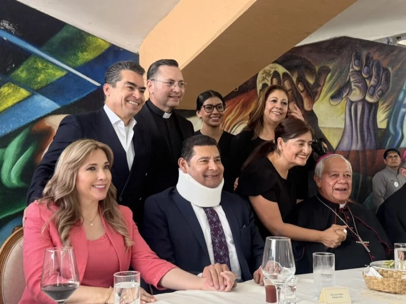Arzobispo junta a la clase política y empresarial en Puebla en la celebración de 50 años de vida sacerdotal