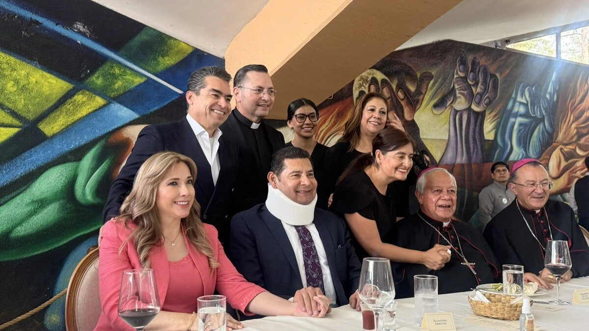 Arzobispo junta a la clase política y empresarial en Puebla en la celebración de 50 años de vida sacerdotal