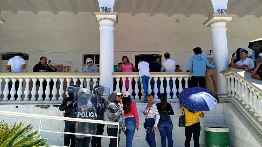 Pobladores de Acatlán intentaron tomar este lunes la presidencia municipal.