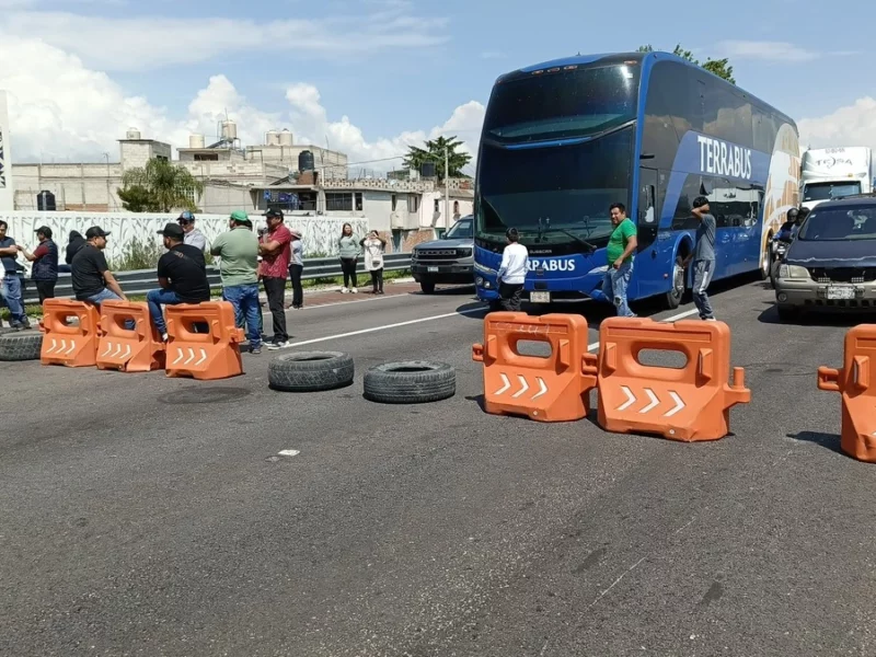 Pobladores de Texmelucan cierran la autopista México-Puebla por la detención de tres hombres