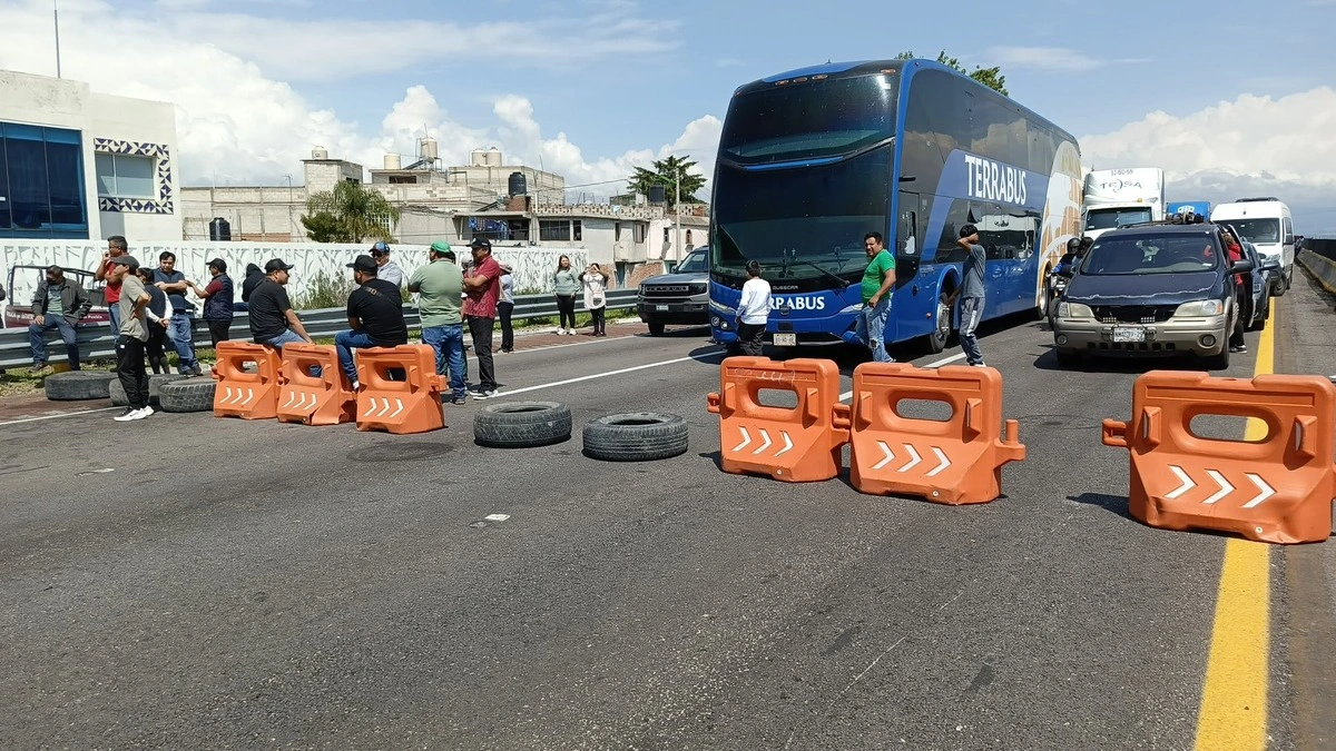 Pobladores de Texmelucan cierran la autopista México-Puebla por la detención de tres hombres