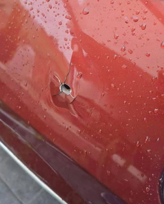 El tirador de la Atlixcáyotl disparó contra un auto clásico, dañando la carrocería.