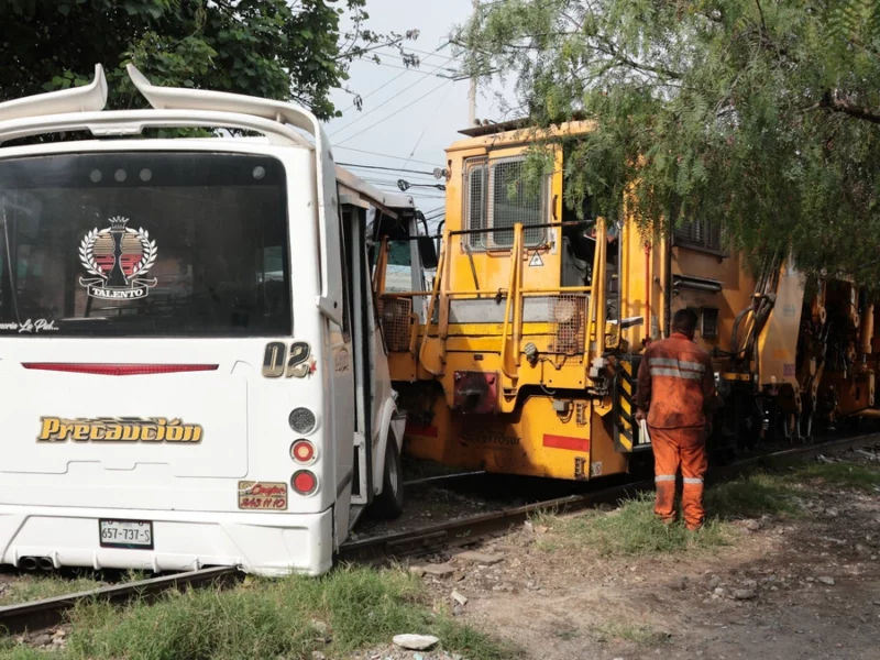 Tren embiste a ruta 50 en la Rivera Anaya; hay 21 heridos