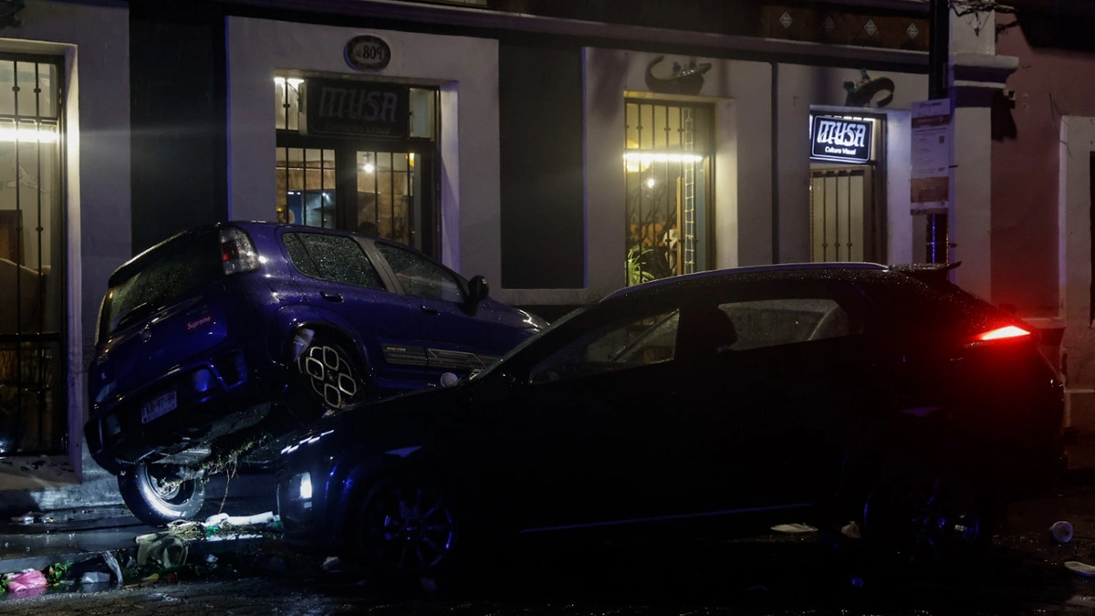 Turista pierde su auto y se queda varado en Puebla por la lluvia