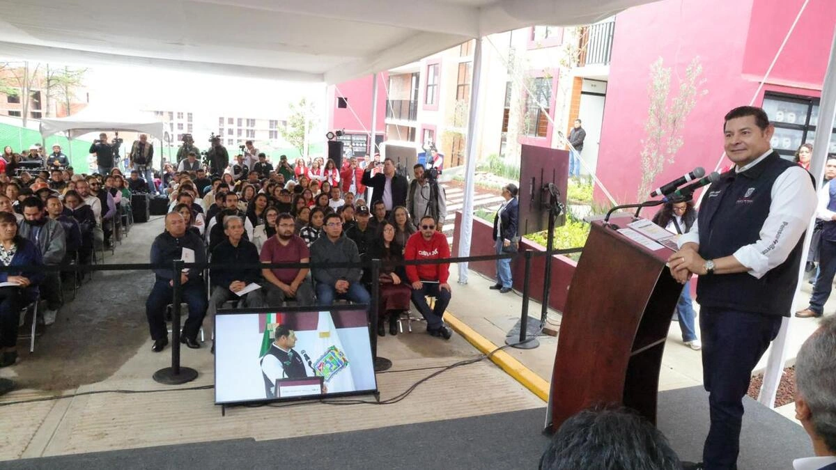 Bomberos y policías de Puebla participarán en programa de vivienda de Sheinbaum, anuncia Armenta