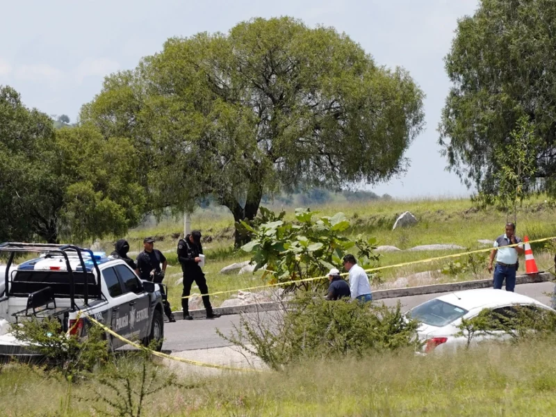 Abandonan cuatro cuerpos dentro de automóvil en camino a Santa Cruz Alpuyeca