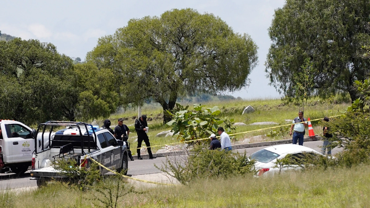 Abandonan cuatro cuerpos dentro de automóvil en camino a Santa Cruz Alpuyeca