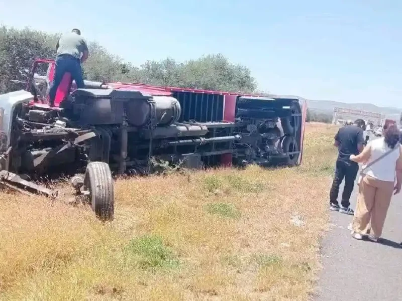 Carambola deja 15 heridos en la Tehuacán-Oaxaca