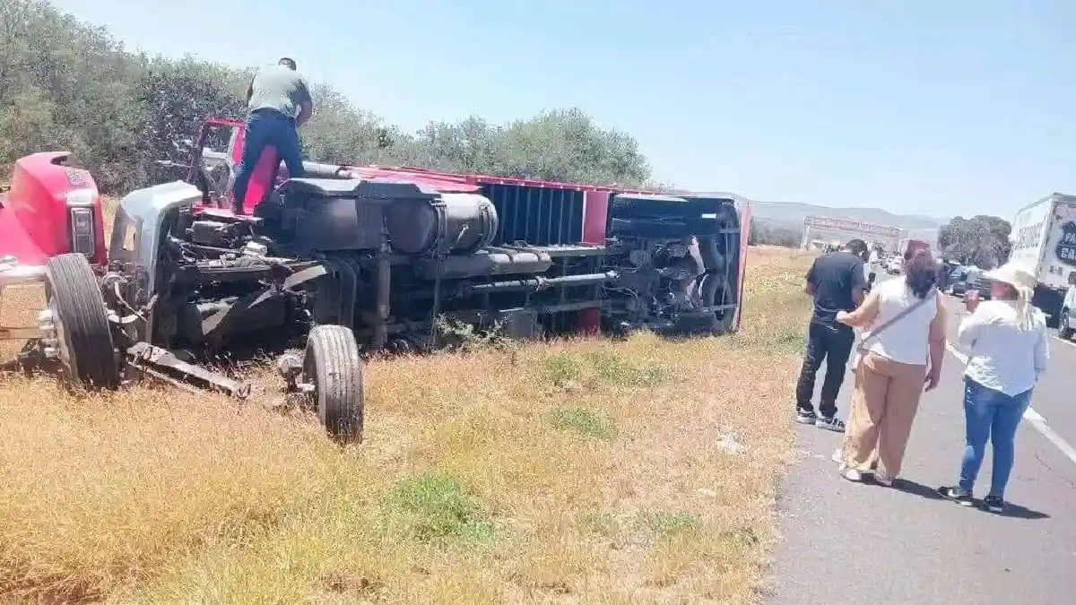 Carambola deja 15 heridos en la Tehuacán-Oaxaca