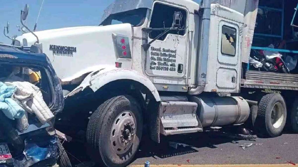 Carambola deja 15 heridos en la Tehuacán-Oaxaca.