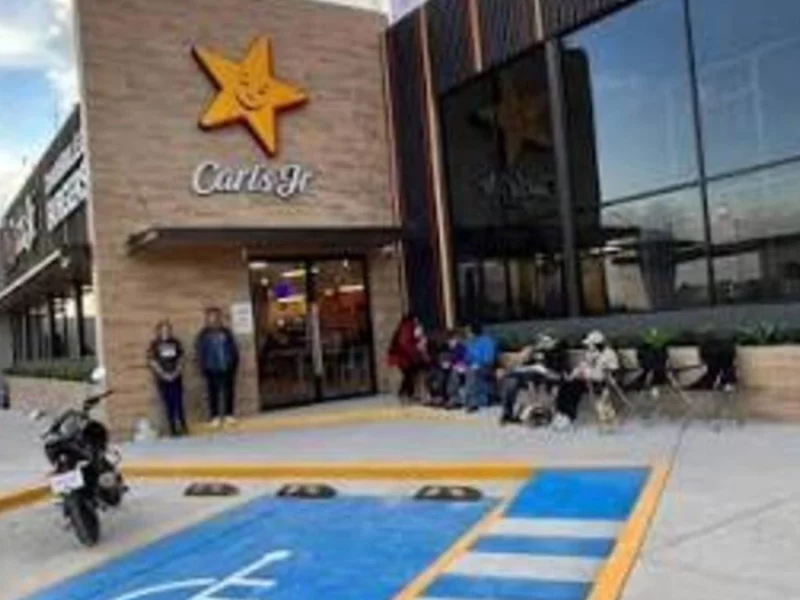 Desvalijan camioneta en el Carl’s Jr. de la Vía Atlixcáyotl