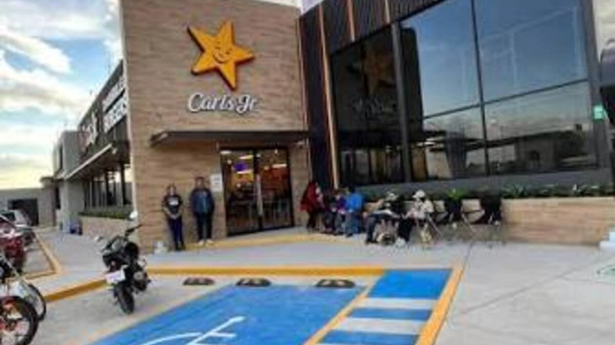 Desvalijan camioneta en el Carl’s Jr. de la Vía Atlixcáyotl