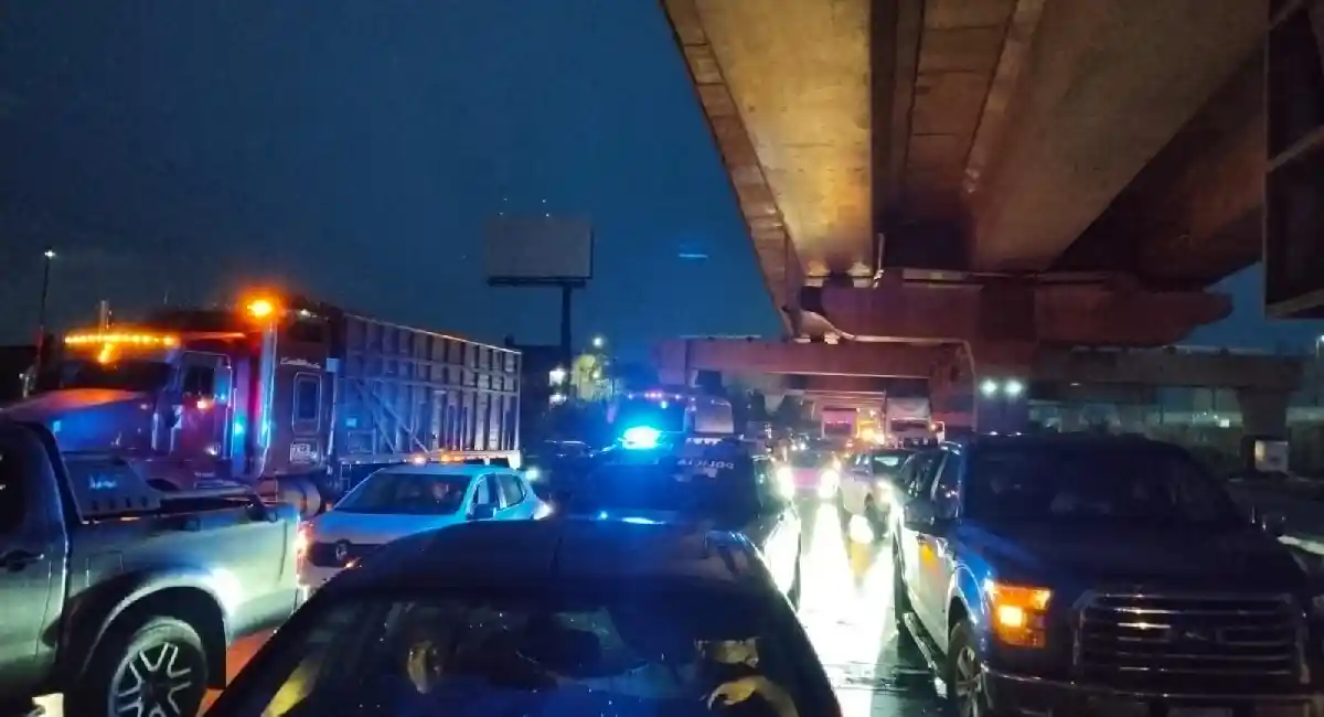 Vecinos bloquean la autopista México-Puebla por inundaciones en la México 83