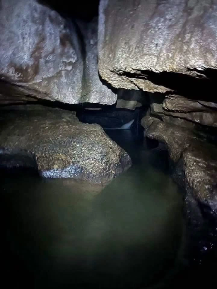 Una familia quedó atrapada dentro de la gruta Chichicazapan, en el municipio de Cuetzalan del Progreso, Puebla. Dos personas fueron rescatadas con vida, pero cuatro permanecen desaparecidas.