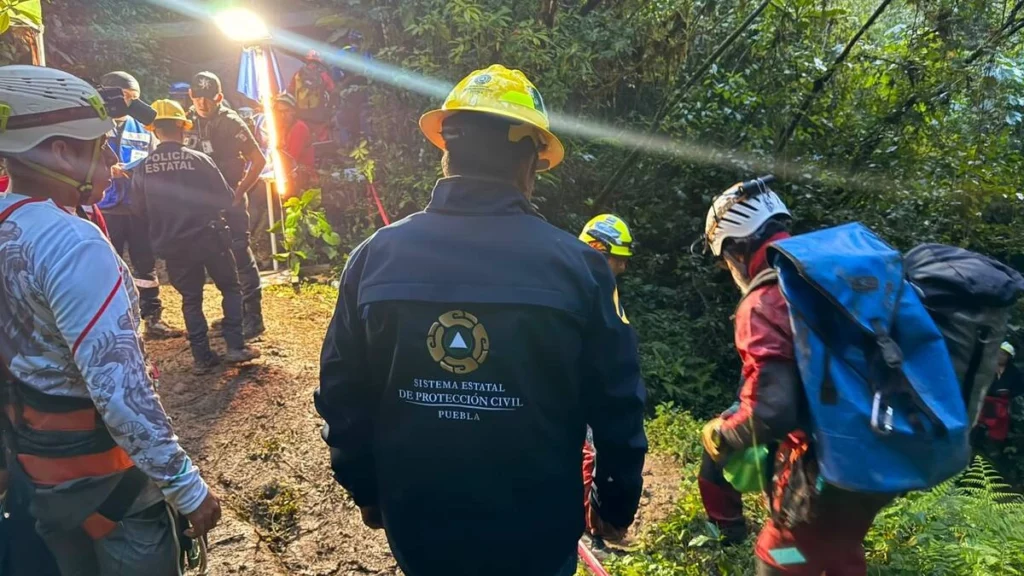 Localizan dos de los tres cuerpos atrapados en las grutas de Cuetzalan