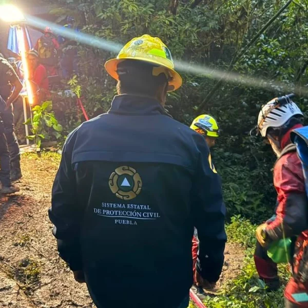 Localizan dos de los tres cuerpos atrapados en las grutas de Cuetzalan